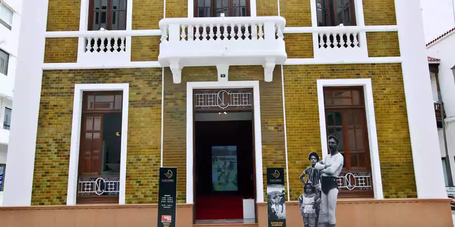 La Casa Amarilla